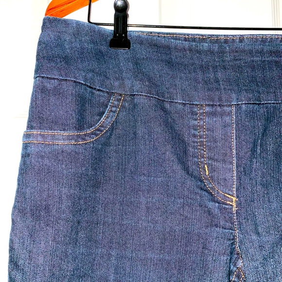 Contrast Denim Capris - Picture 3 of 8